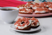 Ροζ Velvet Donuts για να μοιραστείτε με την αγάπη σας Συνταγές